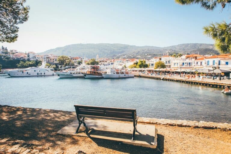 Σκιάθος: Φυλάκιση 15 μηνών στη Βρετανίδα που μέθυσε με την ανήλικη κόρη της και προκάλεσε επεισόδιο στο Κέντρο Υγείας  