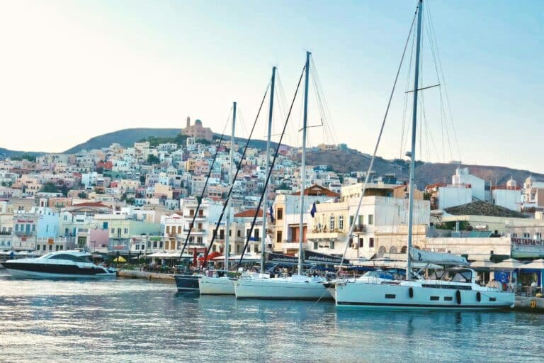 Σύρος: Πέθανε ο 72χρονος που εγκλωβίστηκε κάτω από το ΙΧ του ενώ το έπλενε