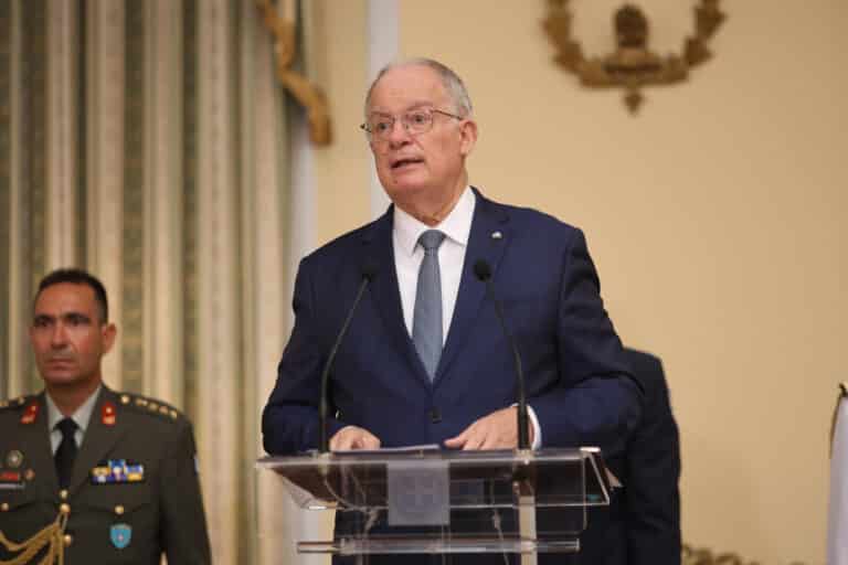 Στο εσωτερικό του Προεδρικού Μεγάρου, λόγω καιρού, η δεξίωση για την Αποκατάσταση της Δημοκρατίας – Δείτε εικόνες
