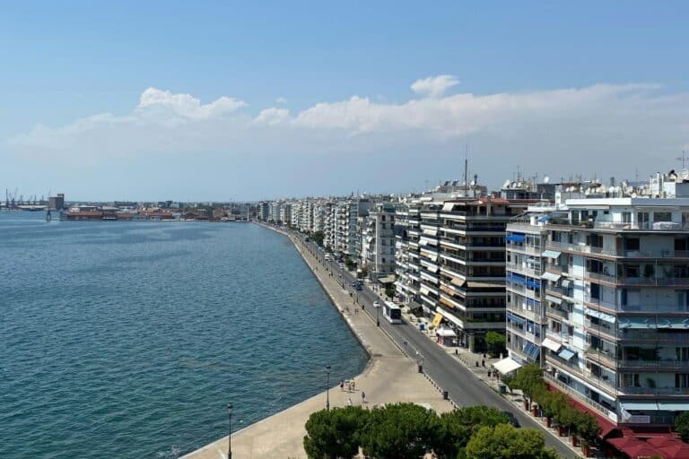 Θεσσαλονίκη: Τρεις ανήλικοι Ρομά και ένας Αιγύπτιος χτύπησαν και λήστεψαν 71χρονο – Μεταφέρθηκε στο νοσοκομείο το θύμα