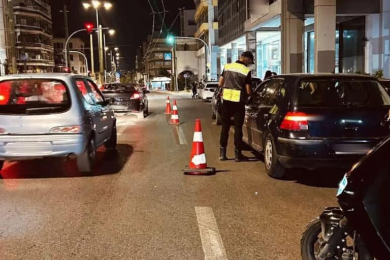 Εκτεταμένοι έλεγχοι της Τροχαίας στην Αττική: 12 συλλήψεις για μέθη, οδηγοί «έτρεχαν» με πάνω από 160 χλμ./ώρα (εικόνες)