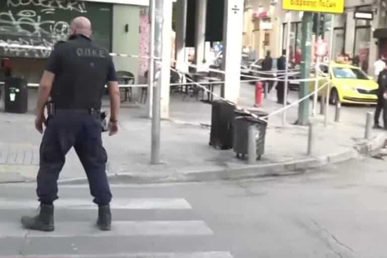 Έληξε ο συναγερμός στο κέντρο της Αθήνας – Αποκαταστάθηκε η κυκλοφορία μετά τον έλεγχο σε ύποπτη βαλίτσα (βίντεο)