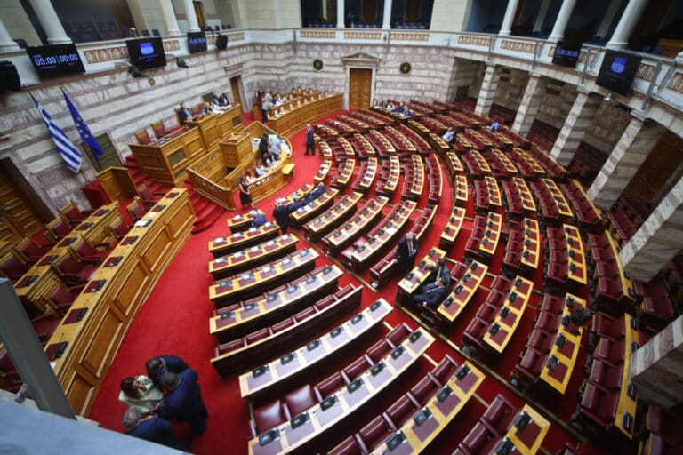Βουλή: Ολοκληρώθηκε η πρώτη ψηφοφορία για τη συνταγματική αναθεώρηση – «Πράσινο φως» για 33 προτεινόμενες διατάξεις