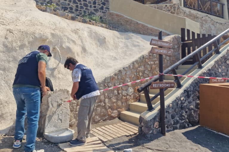 ΑΑΔΕ: Έβαλε 48ωρα «λουκέτα» σε επιχειρήσεις στη Σαντορίνη – 97 παραβάσεις σε βραχυχρόνιες μισθώσεις στη Νάξο