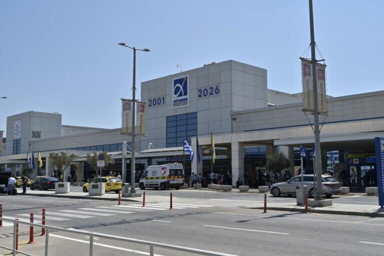 Αλλοδαπός έφτασε στο αεροδρόμιο της Αθήνας με 800 λαθραία καπνικά προϊόντα (εικόνα)