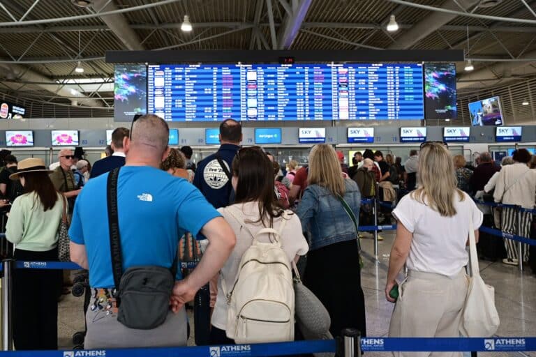 Τέλος από σήμερα τα ταξίδια στο εξωτερικό με τις παλιές ταυτότητες – Τι αλλάζει