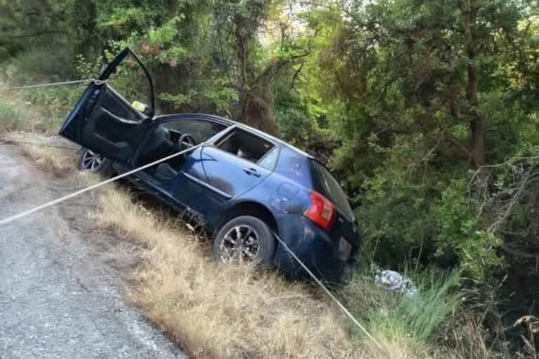 Αιγιάλεια: Αυτοκίνητο με τρεις επιβάτες έπεσε σε γκρεμό – Τους απεγκλώβισε η Πυροσβεστική