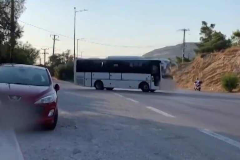 Απίστευτο βίντεο: Οδηγός λεωφορείου έκανε παράνομη αναστροφή στη λεωφόρο Αθηνών-Σουνίου!