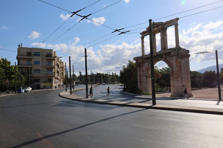 Δεκαπενταύγουστος: «Έρημη πόλη» θυμίζει η Αθήνα – Άδειοι οι δρόμοι της πρωτεύουσας, δείτε εικόνες