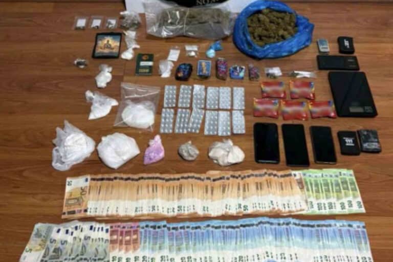 Αττική: Η ΕΛ.ΑΣ. «ξήλωσε» κύκλωμα διακίνησης ναρκωτικών – Ανάμεσά τους και ψυχολόγος, προμήθευαν γνωστή τραγουδίστρια (βίντεο)