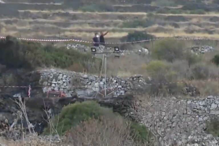 Σίφνος: Εμπειρογνώμονες κάνουν αυτοψία στο σημείο της συντριβής του ελικοπτέρου – Στην Αθήνα οι συγγενείς των Βρετανών θυμάτων (βίντεο)