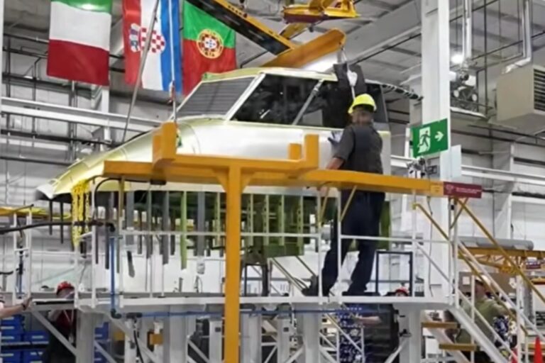 Τα νέα Canadair της Ελλάδας σε πρώτες εικόνες: Στη μάχη με τις φλόγες ακόμη και τη νύχτα