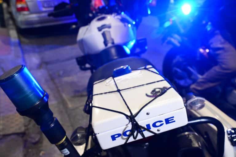 Αθηνών-Σουνίου: Ελεύθερος ο 20χρονος οδηγός του ΙΧ που έκανε παράνομη αναστροφή και τραυμάτισε δύο αστυνομικούς της ΔΙΑΣ