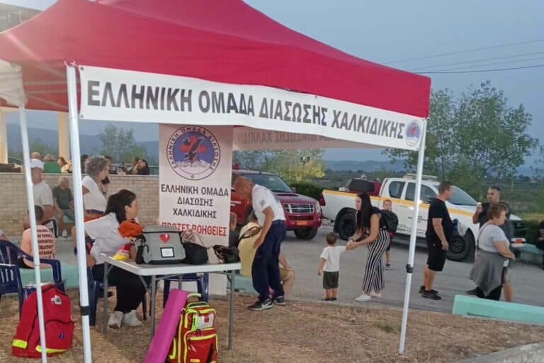 Διασώστες επανέφεραν άνδρα με ΚΑΡΠΑ σε πανηγύρι στη Χαλκιδική