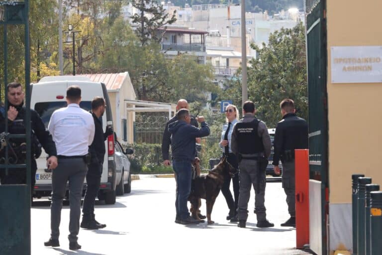Αγία Παρασκευή: Στα δικαστήρια ο σύζυγος της γνωστής παρουσιάστριας μετά από μήνυση για ενδοοικογενειακή βία