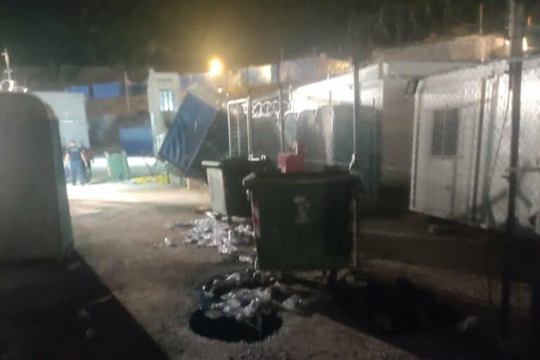 Σέρρες: Νέα εξέγερση μεταναστών στη Δομή Σιντικής, ανεξέλεγκτη η κατάσταση – Κατέστρεψαν και τον τελευταίο φράχτη πτέρυγας 
