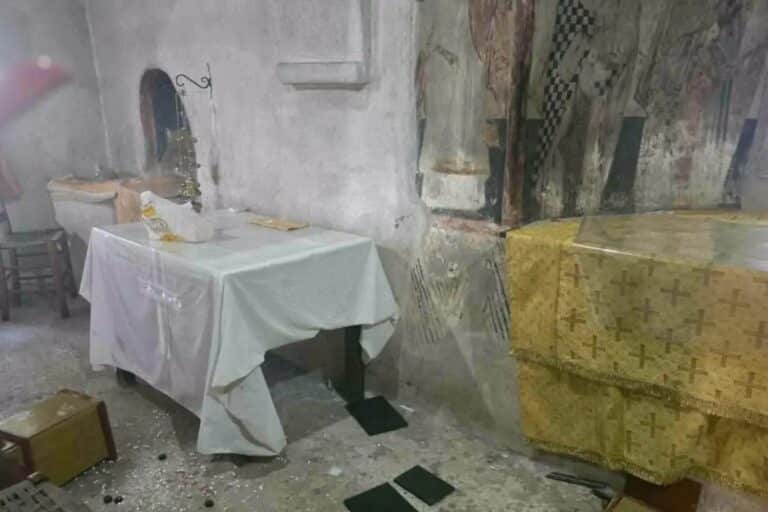 Εικόνες καταστροφής σε εκκλησάκι στον Σαρωνικό – Βανδάλισαν ακόμη και το Ιερό