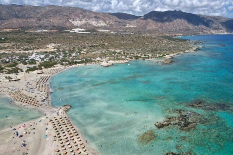 Οι έξι ευρωπαϊκές πόλεις που συνδυάζουν την αστική ζωή με μαγευτικές παραλίες – Ανάμεσά τους μία ελληνική