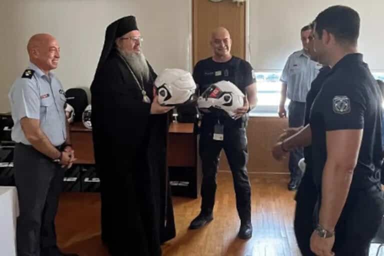 Η Ελληνική Αστυνομία παρέλαβε 40 κράνη ως δωρεά από την Ιερά Μητρόπολη Λαρίσης και Τυρνάβου