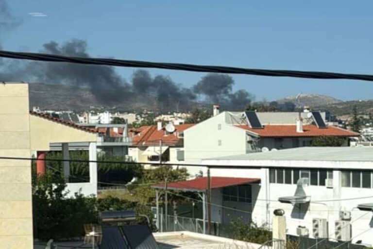 Φωτιά σε εργοστάσιο χημικών στην Ανθούσα – Ισχυρές πυροσβεστικές δυνάμεις στο σημείο