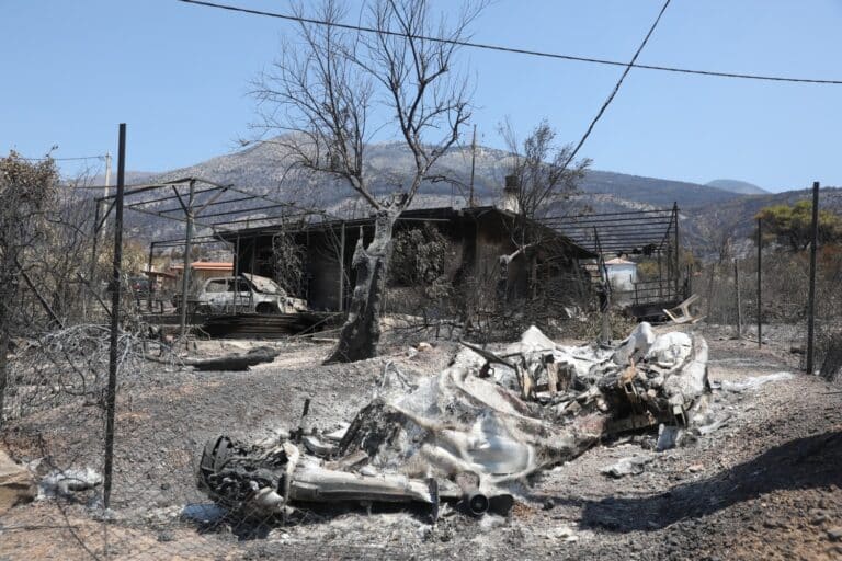 Φωτιά στη Δυτική Αττική: Από Ψάθα προς Λούμπα το ανησυχητικό μέτωπο – Έγινε στάχτη το 42% των δασών μέσα σε μία δεκαετία 