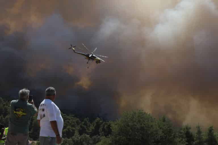 Θρίλερ στην Ψάθα: Συγκρούστηκαν δύο ελικόπτερα τύπου Bell που επιχειρούσαν στη φωτιά (βίντεο)