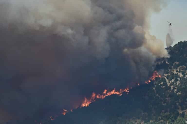 Πύρινος εφιάλτης στη Δυτ. Αττική: Οι φλόγες έφτασαν στην Ψάθα – Εκκενώνεται μέσω 112, αναφορές για εκρήξεις στο Πεδίο Βολής Μεγάρων