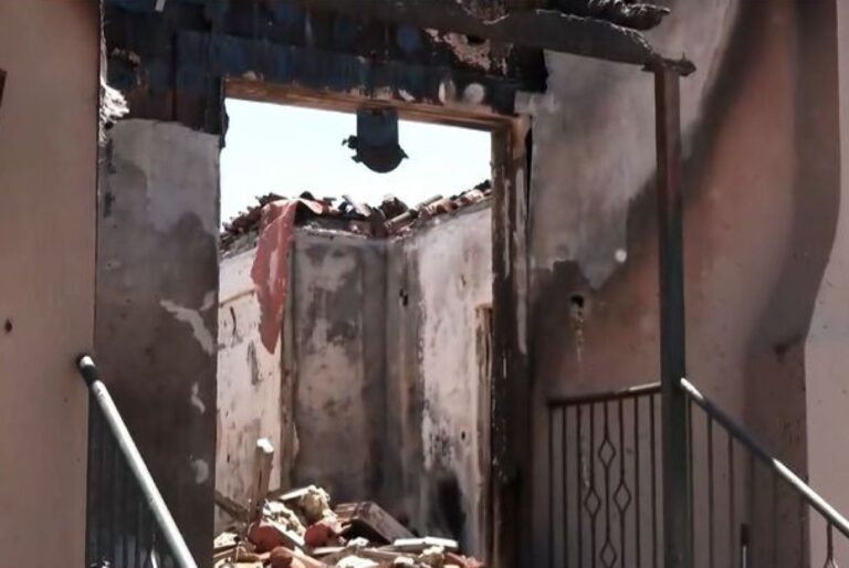 Καταστροφική η φωτιά στη Φωκίδα – Κάηκαν τουλάχιστον 14 σπίτια (βίντεο)