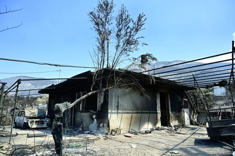 Ανακοινώθηκαν μέτρα στήριξης για τους πυρόπληκτους της Δυτικής Αττικής – Αποζημιώσεις και αντιπλημμυρικά έργα