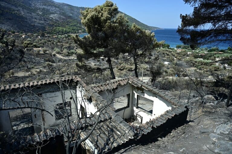 Εικόνες καταστροφής από τα καμένα στο Πόρτο Γερμενό – Περιουσίες χάθηκαν μέσα σε λίγες ώρες