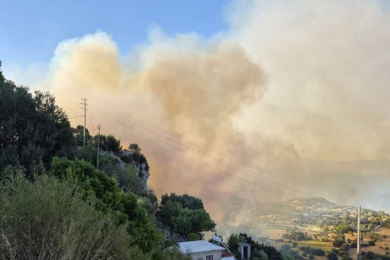 Συνελήφθη 44χρονος για τη φωτιά στην Κεφαλονιά – Είχε καταδικαστεί και στο παρελθόν για εμπρησμό
