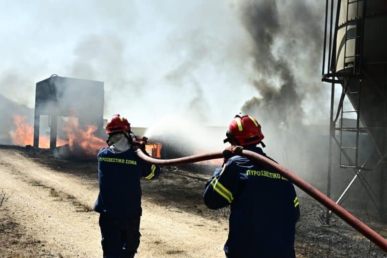 Φωτιά στον Κουβαρά: Βελτιωμένη η εικόνα του μετώπου – Αστυνομικοί συνδράμουν στις εκκενώσεις κατοικιών (βίντεο)