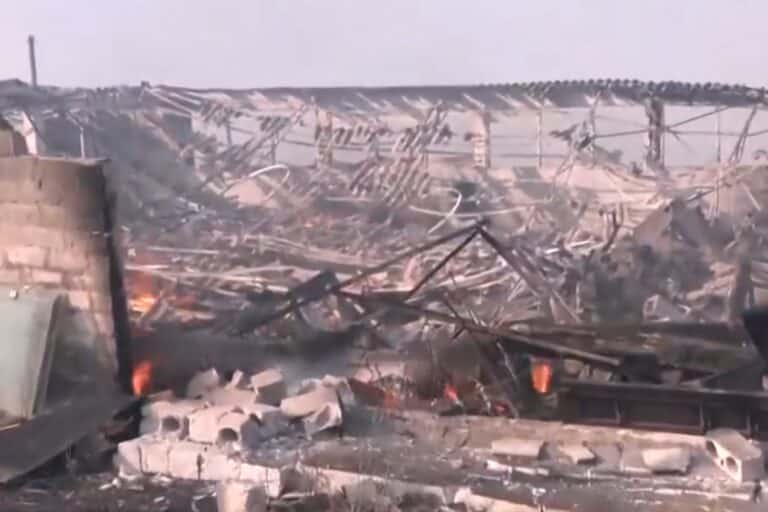 Φωτιά στον Κουβαρά Αττικής: Κάηκε κτηνοτροφική μονάδα – «Απειλήθηκαν σπίτια γι’ αυτό και έγινε εκκένωση» (βίντεο)