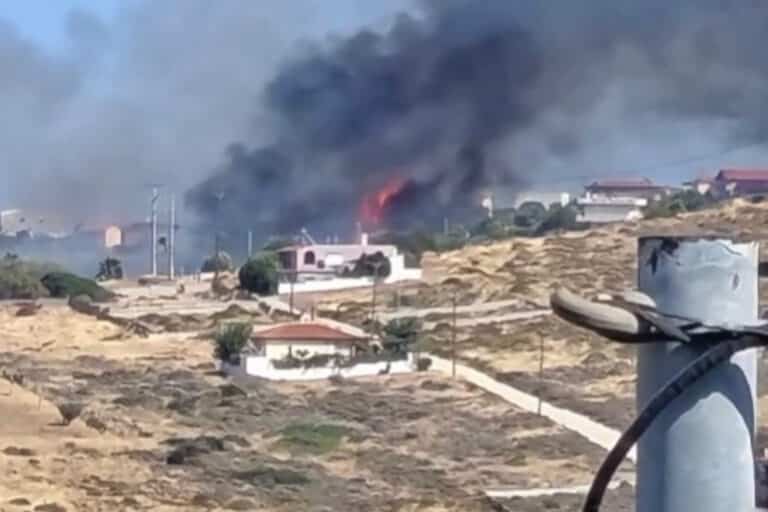 Φωτιά στην Κερατέα: Καίει ανάμεσα σε σπίτια – Μήνυμα του 112 για εκκένωση Αγίας Μαρίνας και Τσονίμας (βίντεο)