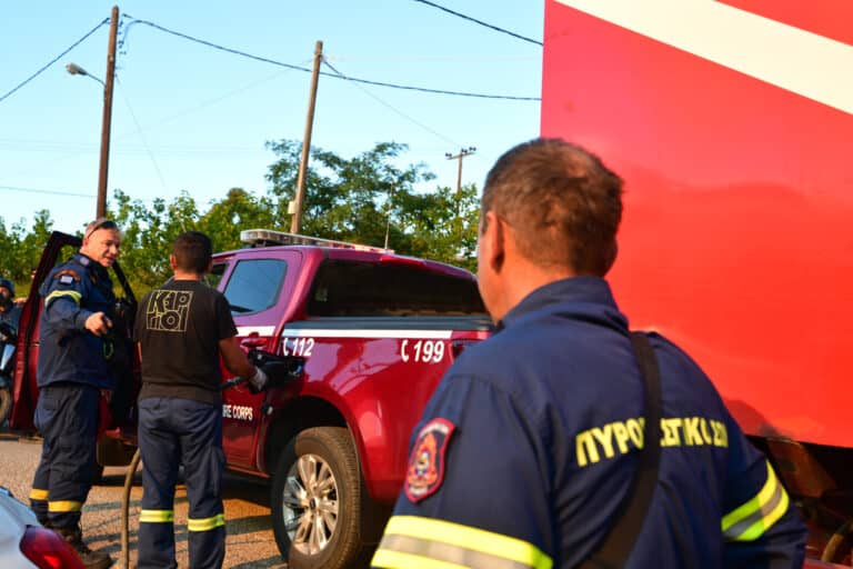 Φωτιά στη Βένιζα Μεγάρων: Σώο απεγκλωβίστηκε ηλικιωμένο ζευγάρι όταν οι φλόγες έφτασαν στην αυλή του σπιτιού του