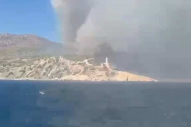 Μάχη με τις φλόγες στη Σαλαμίνα: Καίγονται σπίτια, αίτημα της ΕΛ.ΑΣ. για εκκενώσεις με ferry boat – Συγκλονιστικά βίντεο