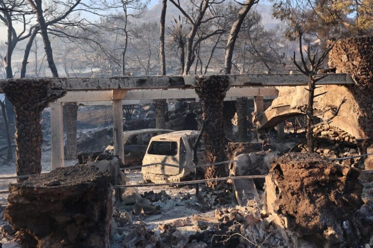 Φωτιά στη Σαλαμίνα: Μαρτυρία για ύποπτο μαύρο αυτοκίνητο – «Πέταξε κάτι στα ξερά χόρτα και αμέσως έπιασε φωτιά»