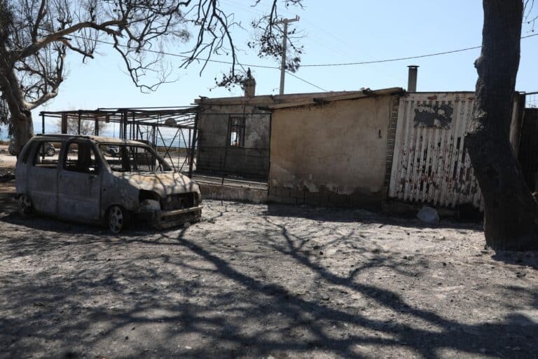 Σαλαμίνα: Ξεκινούν οι αυτοψίες στα καμένα σπίτια – Οι δύο εκδοχές που εξετάζει η ΔΑΕΕ για τη φονική πυρκαγιά