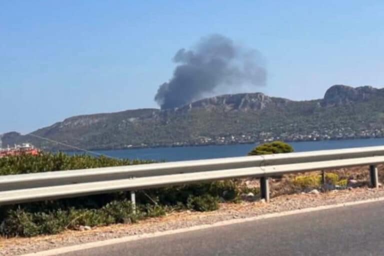 Σαλαμίνα: Μαίνεται φωτιά στο παλιό πεδίο βολής – Ισχυρές επίγειες και εναέριες δυνάμεις στη μάχη