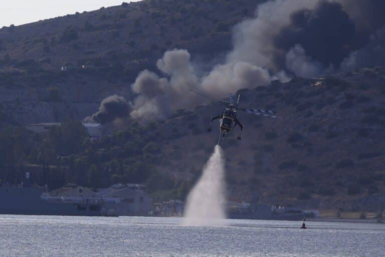 Καλύτερη η εικόνα στο Ελληνικό Σαλαμίνας – Χωρίς ενεργό μέτωπο η φωτιά στη Βοιωτία