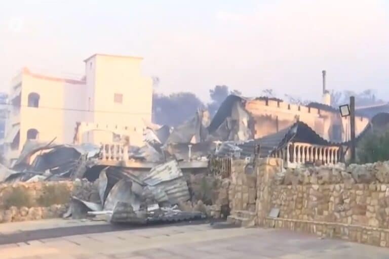Αδιανόητη καταστροφή στο Πόρτο Γερμενό: Έγιναν στάχτη εκατοντάδες σπίτια – Δεν επιχειρούν τα εναέρια λόγω των ανέμων (βίντεο) 