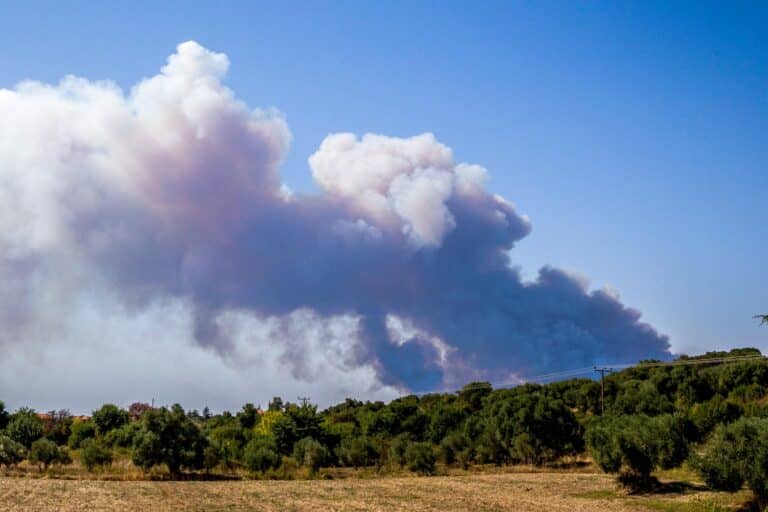 Μαίνεται η μεγάλη φωτιά στη Χαλκιδική – Εκκενώνονται Σίβηρη και Φούρκα, καίγονται σπίτια (βίντεο)