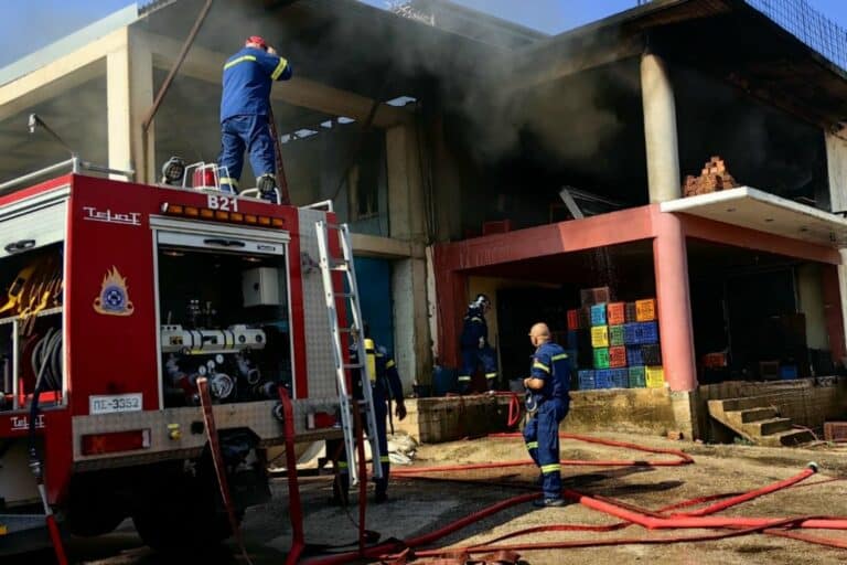 Φωτιά σε σπίτι στην Αργολίδα: Τραυματίστηκε o Διοικητής Πυροσβεστικής Υπηρεσίας Ναυπλίου μετά από έκρηξη (βίντεο)