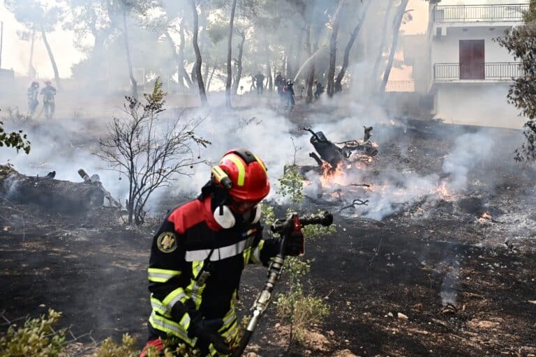 Φωτιά στη Δυτική Αττική: Από Ψάθα προς Λούμπα το πιο ενεργό μέτωπο – «Το μεγάλο στοίχημα είναι μετά τις 13:30», λέει η Πυροσβεστική
