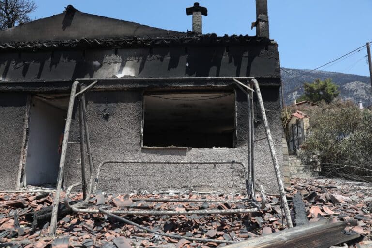 Δυτική Αττική: Η επόμενη μέρα μετά την καταστροφική φωτιά – Στάχτη χιλιάδες στρέμματα, μεγάλες ζημιές σε σπίτια και περιουσίες (εικόνες)