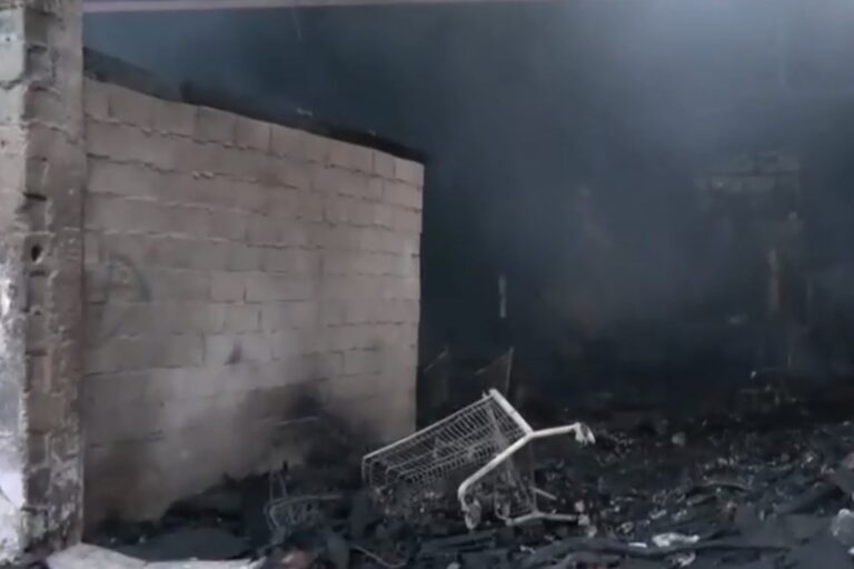 Φωτιά τα ξημερώματα σε εγκαταλελειμμένο κτίριο στο Μοσχάτο – Προκλήθηκαν εκτεταμένες ζημιές (βίντεο)