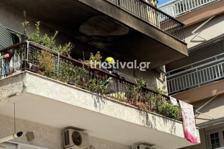 Φωτιά σε διαμέρισμα στη Θεσσαλονίκη: 52χρονη πανικοβλήθηκε και δεν άνοιγε την πόρτα – Την απεγκλώβισαν δύο πυροσβέστες και ένας αστυνομικός