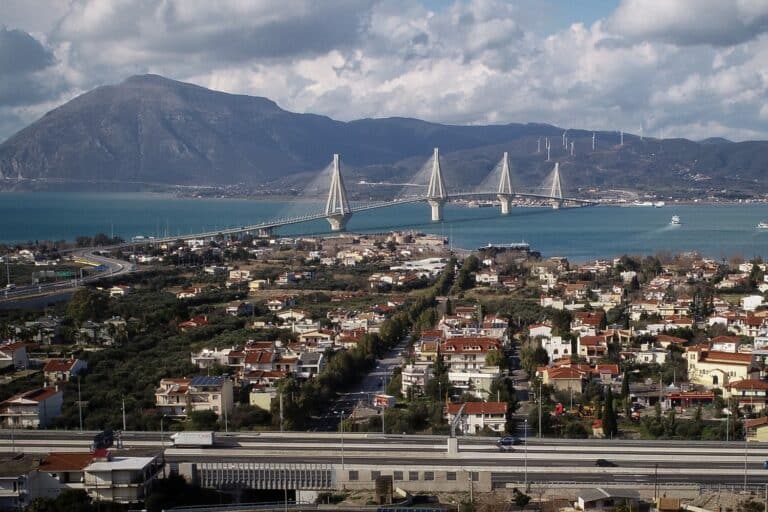 Καταδίωξη από την Κόρινθο έως το Αντίρριο: 38χρονος Βούλγαρος ο δράστης που είχε μπει ανάποδα στη Γέφυρα και είχε εμβολίσει περιπολικά