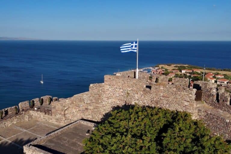 ΓΕΣ: «Μια Σημαία, μια Ελλάδα» – Βίντεο με την έπαρση της ελληνικής σημαίας από την ηπειρωτική χώρα έως τα νησιά