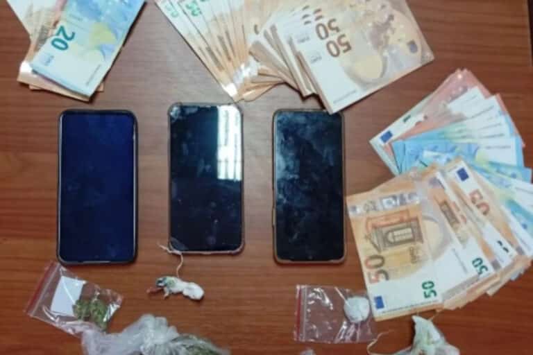 Ιωάννινα: Συνελήφθησαν τρία άτομα για διακίνηση ναρκωτικών – Κατασχέθηκαν κοκαΐνη, κάνναβη και 2.820 ευρώ